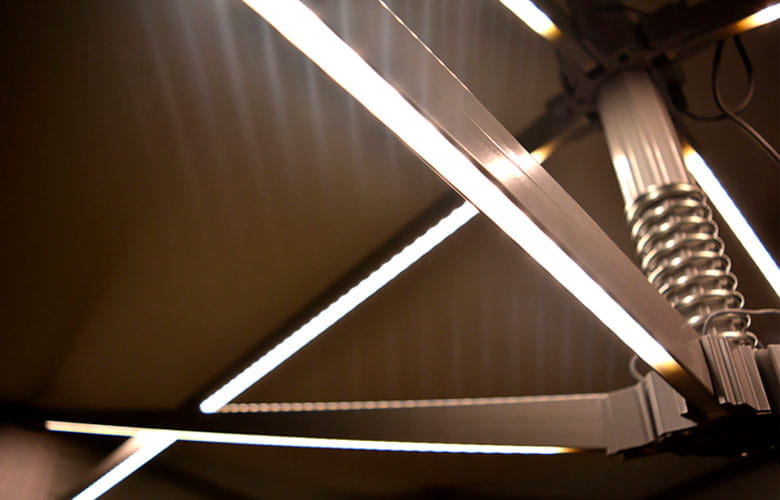 Octa Pro LED-Leisten Octa Pro LED-Leisten in einer modernen Deckeninstallation, mit sichtbaren Lichtstrahlen und einem mechanischen Halterungssystem.