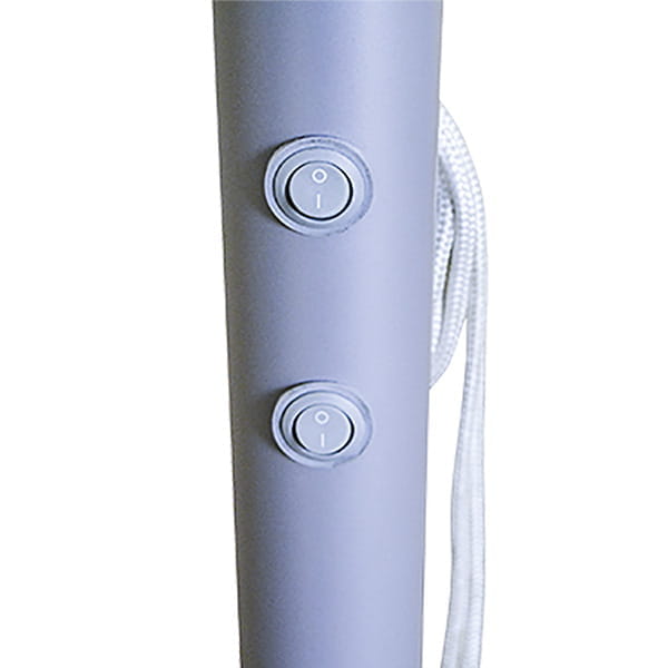 Sonnenschirm Expert Lichtschalter Zwei Lichtschalter am Mast des Sonnenschirms Expert, einer in der Position 'O' und der andere in der Position 'I'.