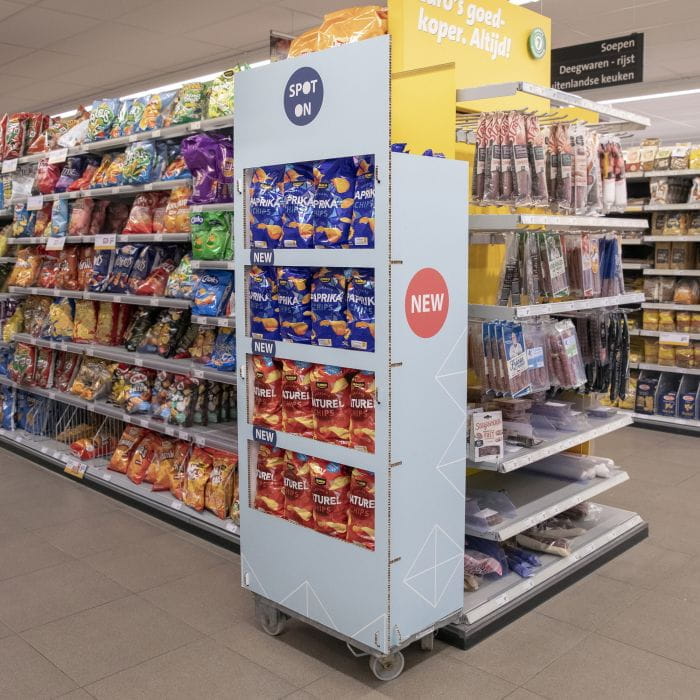 Pos Display Chips POS-Display für Chips mit den Sorten 'Paprika' und 'Turek', platziert in einem Supermarktgang.
