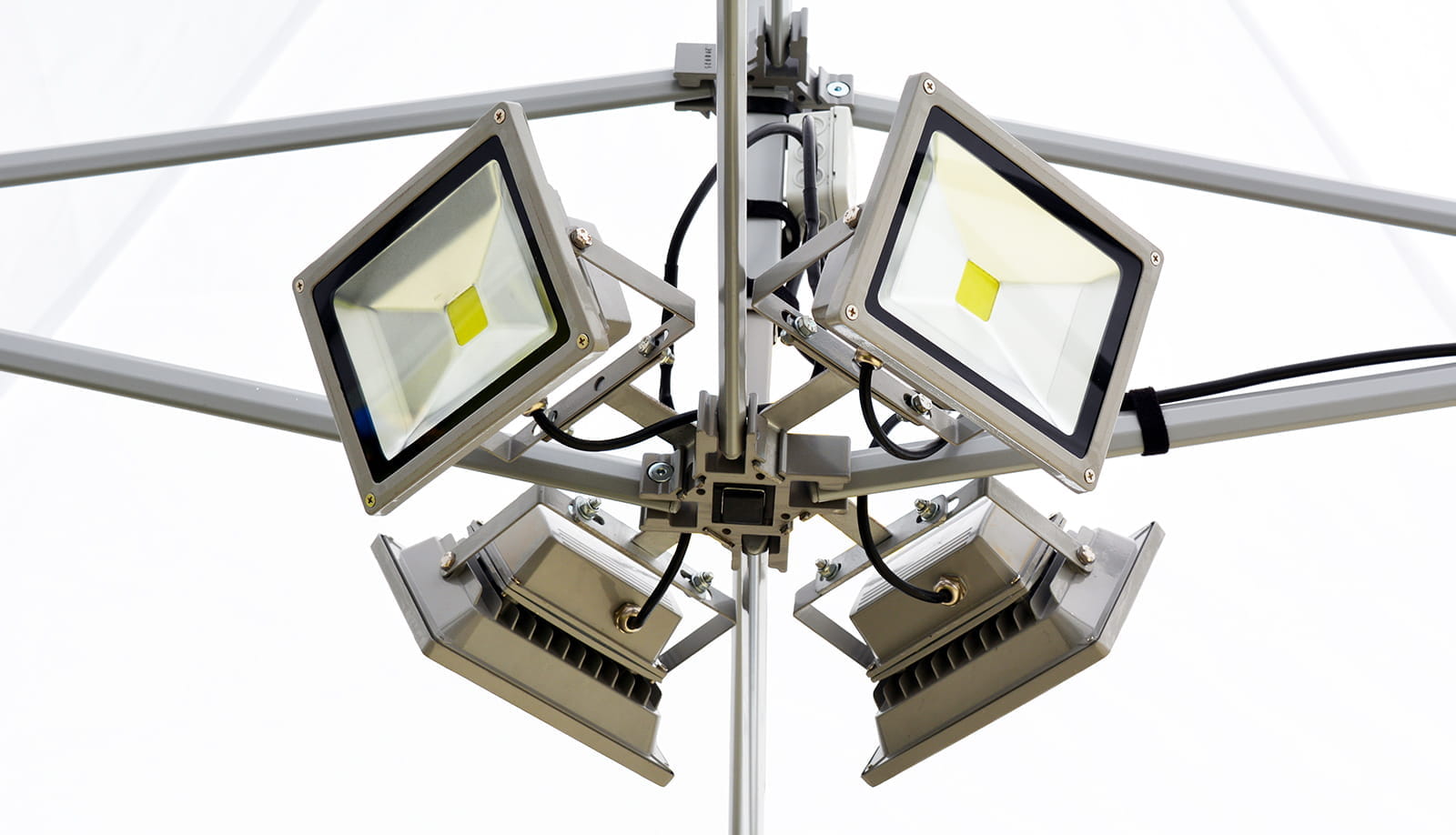 Mt Faltzelte Beleuchtung Beleuchtungseinheit mit vier Scheinwerfern, montiert an einem Gestell für Faltzelte.