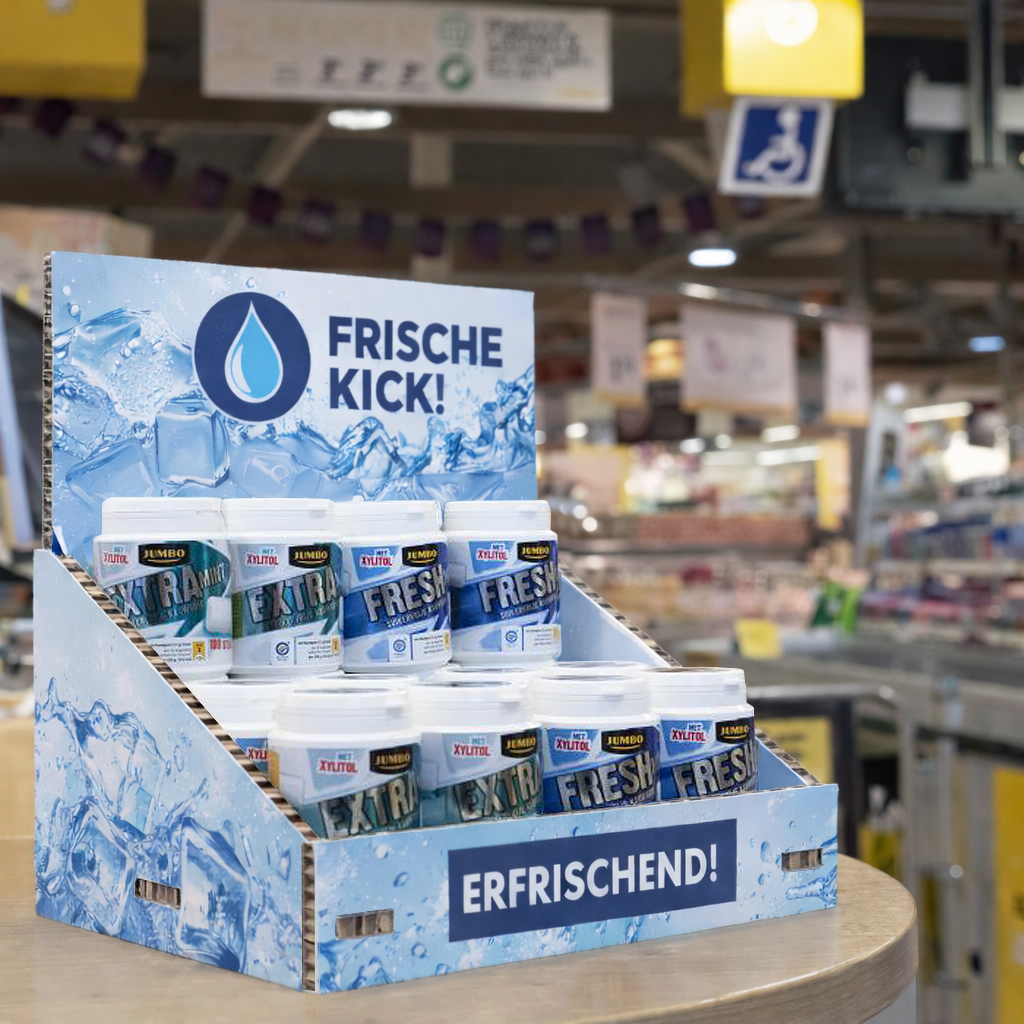 Pappaufsteller mit Kaugummiverpackungen auf einer Theke im Supermarkt