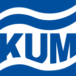 Kum Logo Logo von KUM mit blauer Hintergrundfarbe und geschwungenen schwarzen Linien.