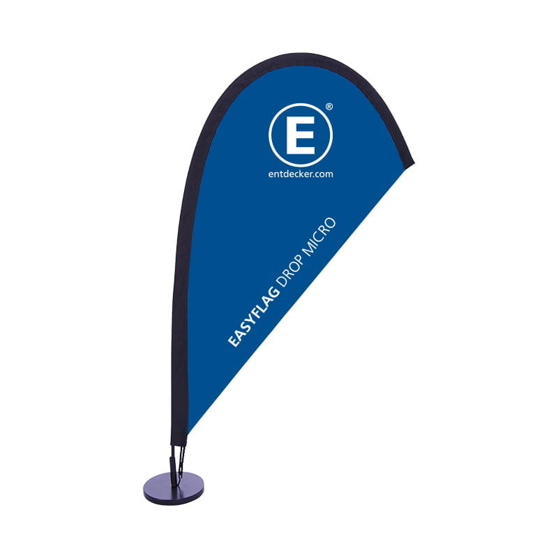 Tischaufsteller Beachflag Easyflag Mini mobil Drei Personen in blauen H2GO-T-Shirts stehen neben einem Fahrzeug mit Wasserflaschen und Tischaufstellern. Im Hintergrund sind zwei Motorroller.