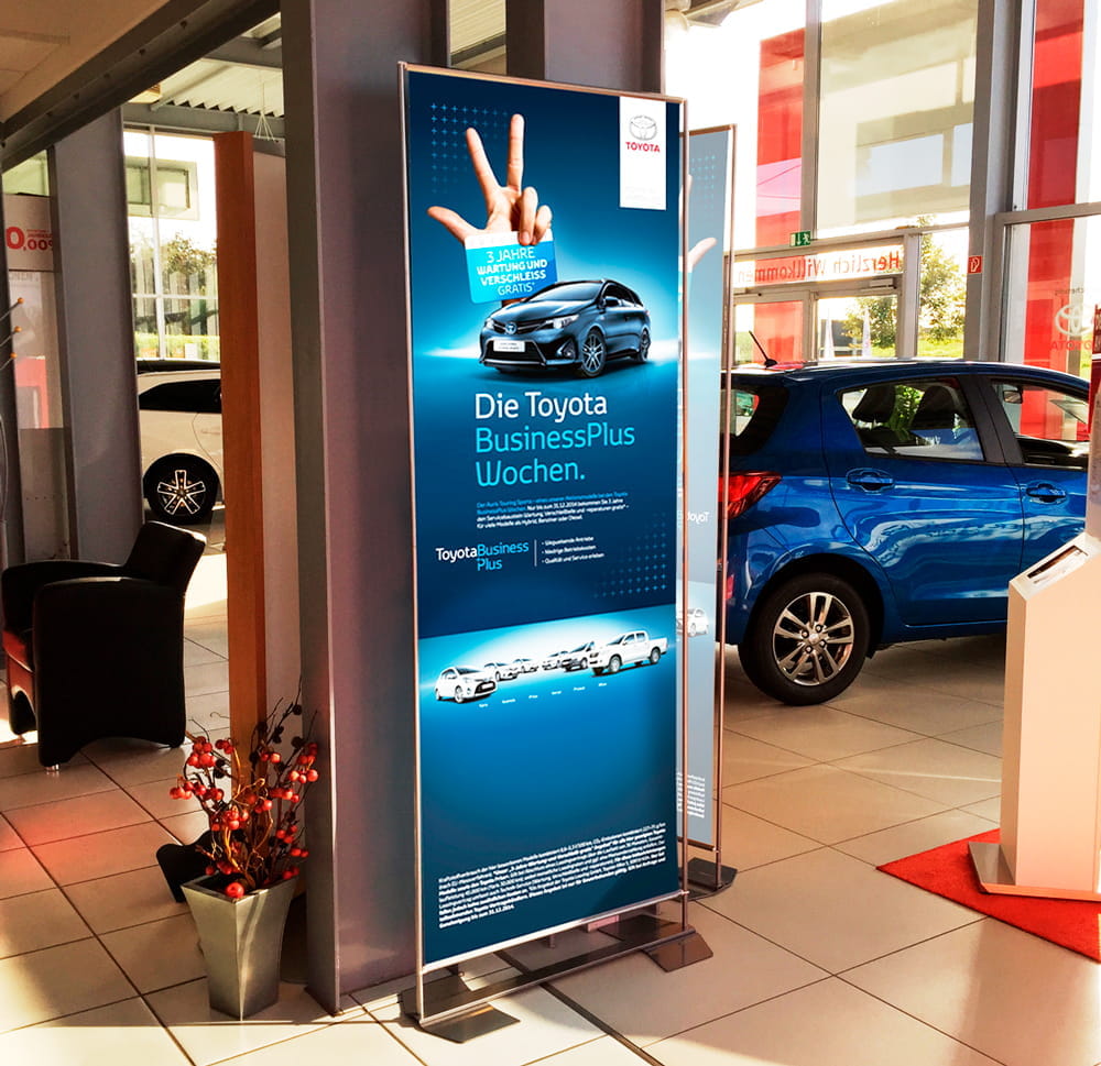 Toyota BusinessPlus Wochen Werbeschild Werbeschild für die Toyota BusinessPlus Wochen mit Informationen zu Angeboten und Fahrzeugen.