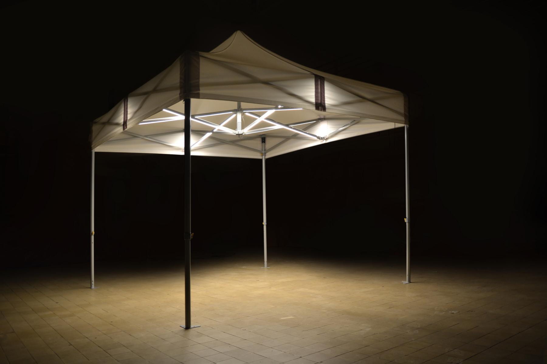 Octa Pro LED Octa Pro LED von ENTDECKER, ein beleuchtetes Faltzelt mit stabilen Stangen und einem weißen Dach.