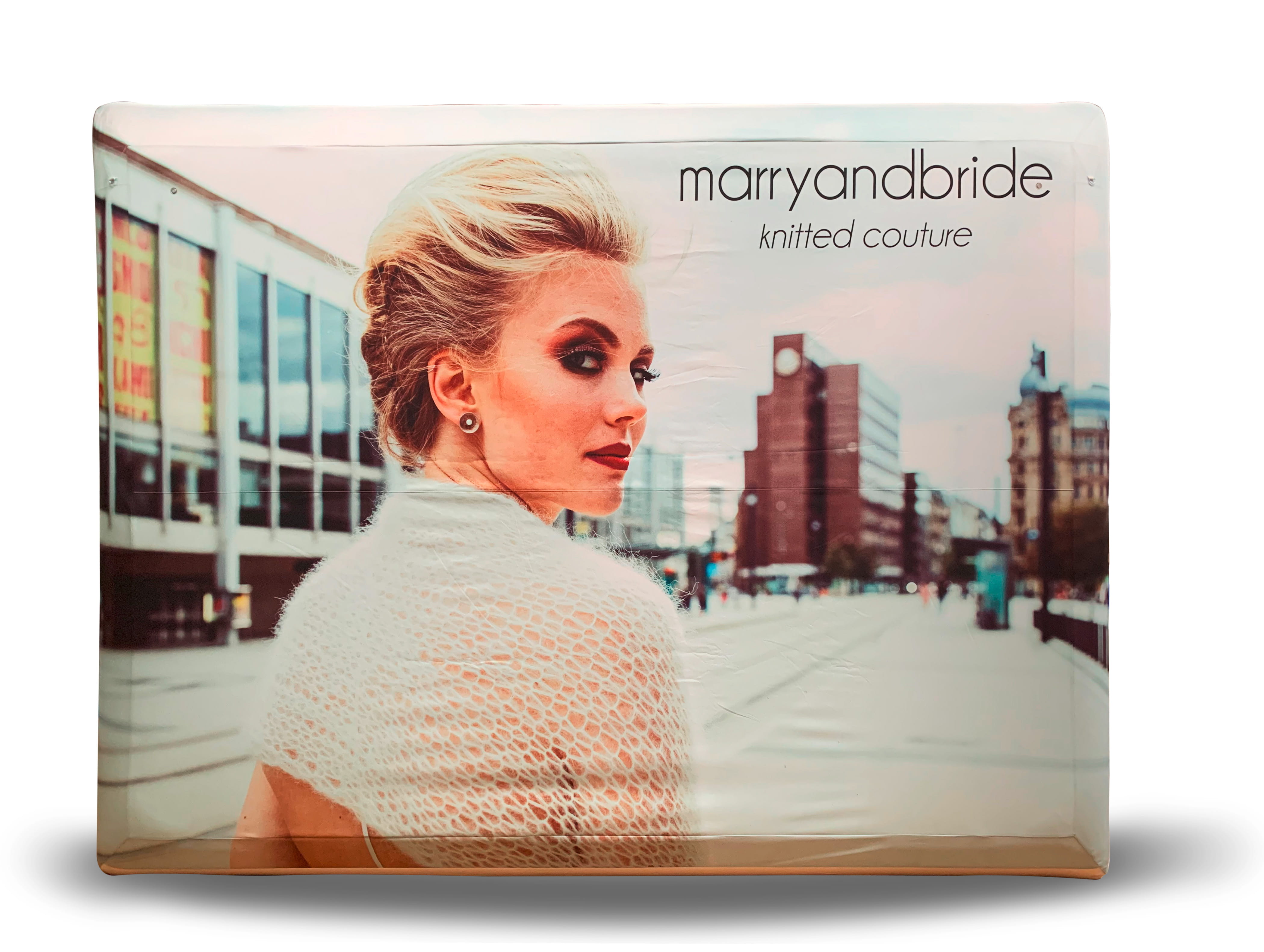 Vento Wand Marry And Bride Wanddekoration mit dem Produktnamen 'marryandbride', zeigt eine Frau mit einem eleganten, gestrickten Outfit vor einer städtischen Kulisse.