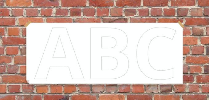 Montagezeichnung anlegen Leere Montagezeichnung mit den Buchstaben 'ABC' auf einer Ziegelwand.