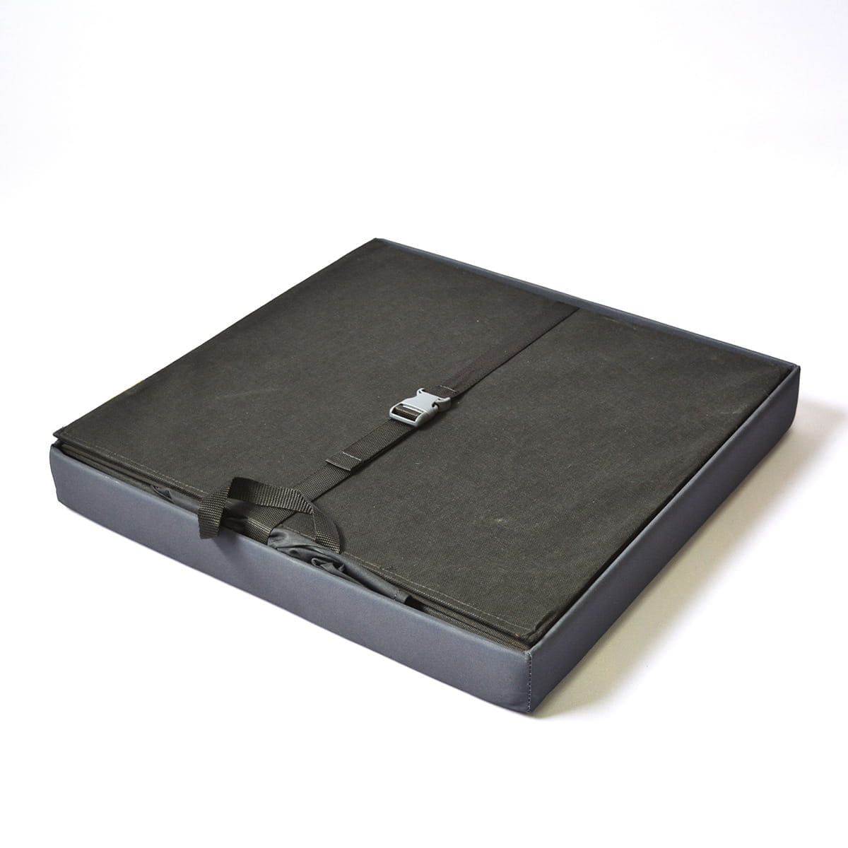 Faltbarer Sitzwürfel Origami Quicksilver Faltbarer Sitzwürfel in Schwarz mit Quiksilver- und Roxy.com-Logos.