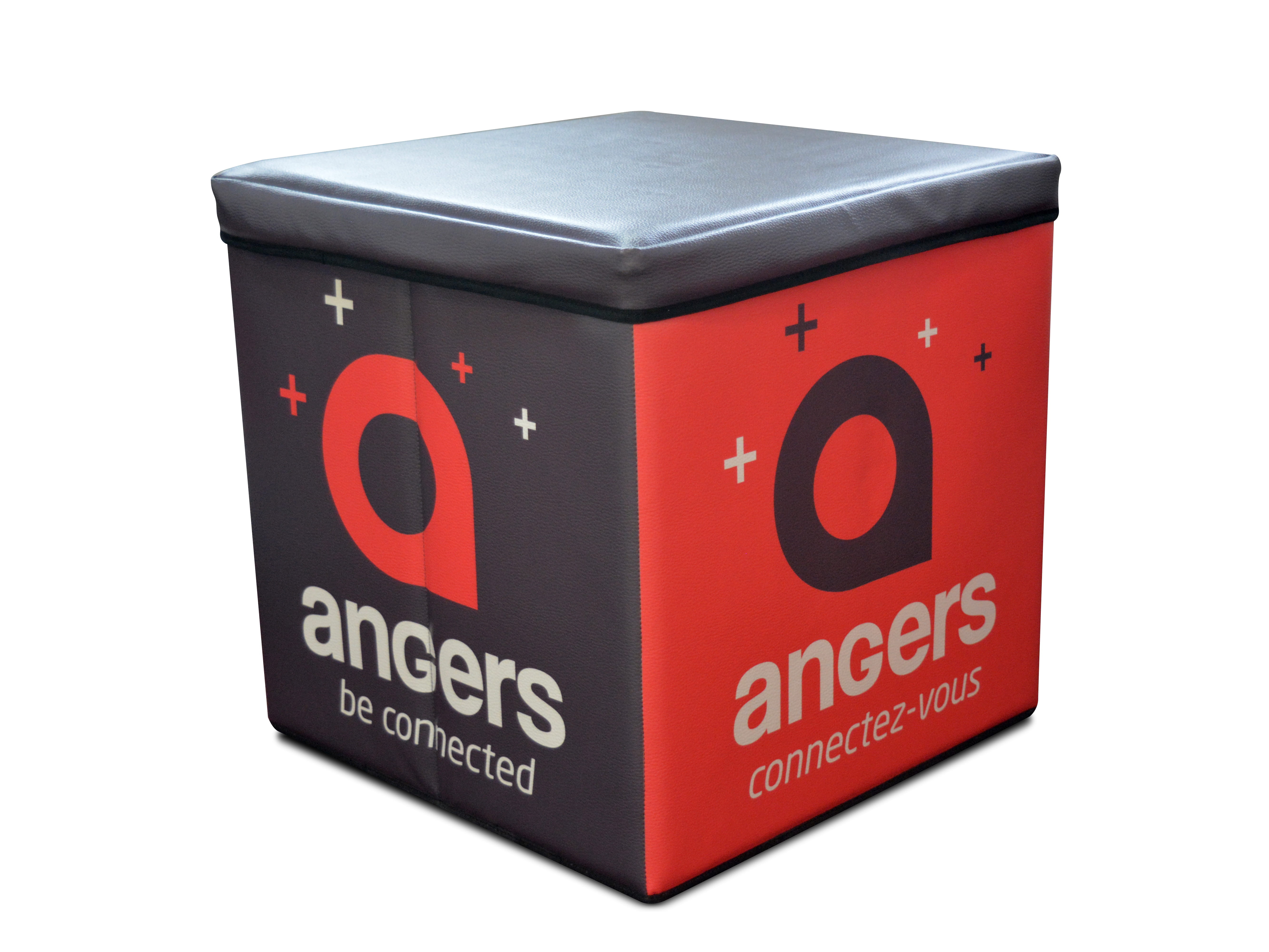 Faltbarer Sitzwürfel Origami 34 von ENTDECKER Faltbarer Sitzwürfel Origami 34 in Rot und Schwarz mit dem Logo 'angers' und den Slogans 'be connected' und 'connectez-vous'.
