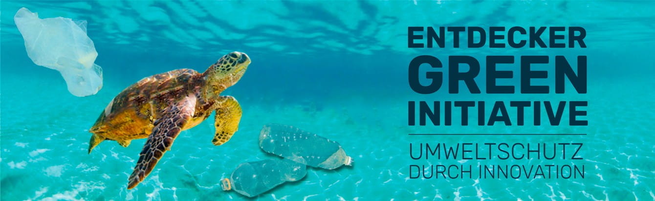 Header Entdecker Green Initiative Neugnwhgqclor3ä 1920x1920 Eine Meeresschildkröte schwimmt im Wasser, umgeben von Plastikmüll. Text: 'ENTDECKER GREEN INITIATIVE - UMWELTSCHUTZ DURCH INNOVATION'.