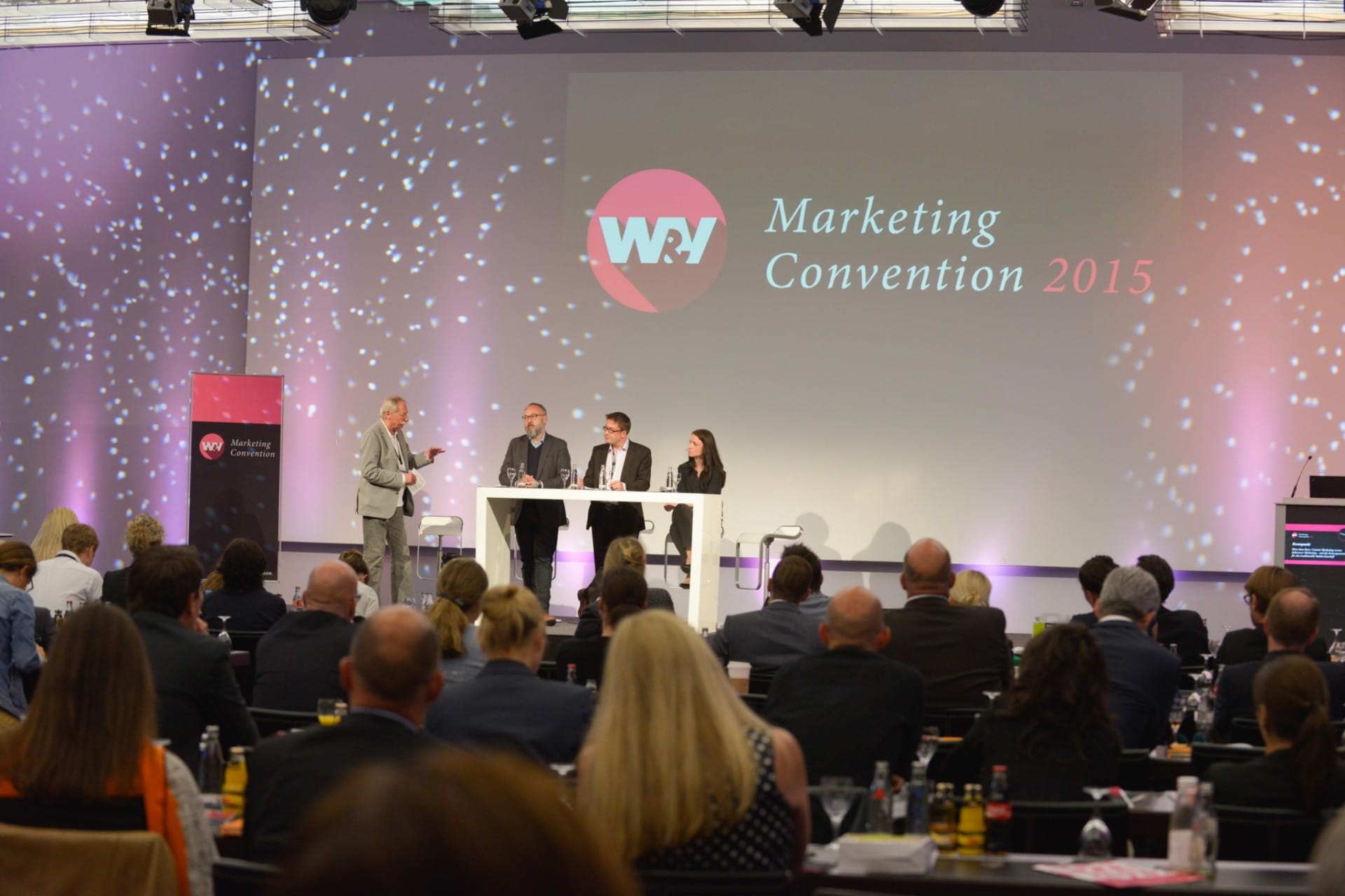 5 Sterne Häuser Marketing Convention Bühne der 5 Sterne Häuser Marketing Convention 2015 mit Sprechern und Publikum im Hintergrund.