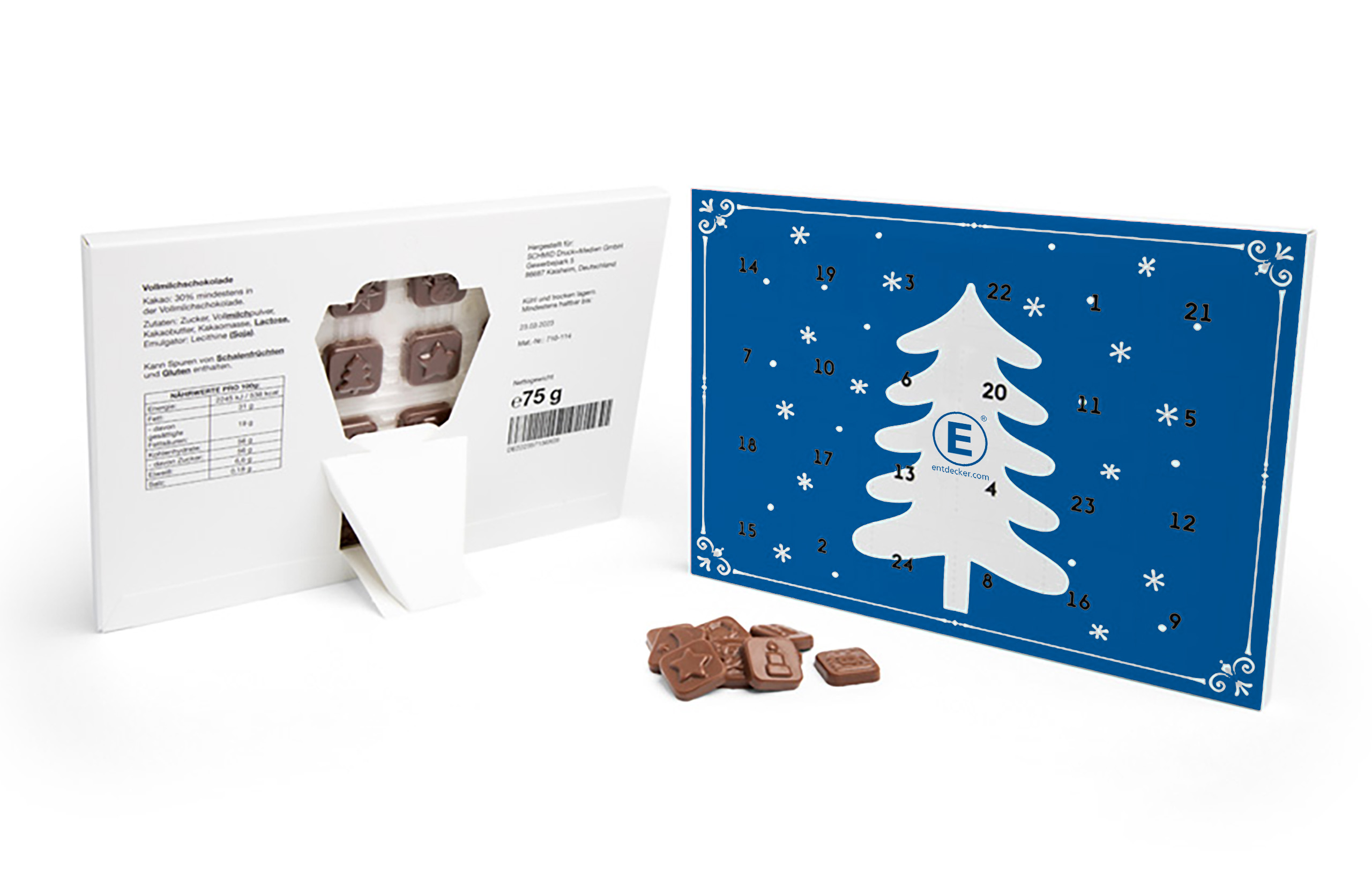 Schokoladen-Adventskalender mit blauer Vorderseite und weißem Tannenbaummotiv sowie weißer Rückseite mit Zutaten, Nährwertangaben und Barcode. Daneben liegen mehrere geprägte Vollmilchschokoladenstücke.