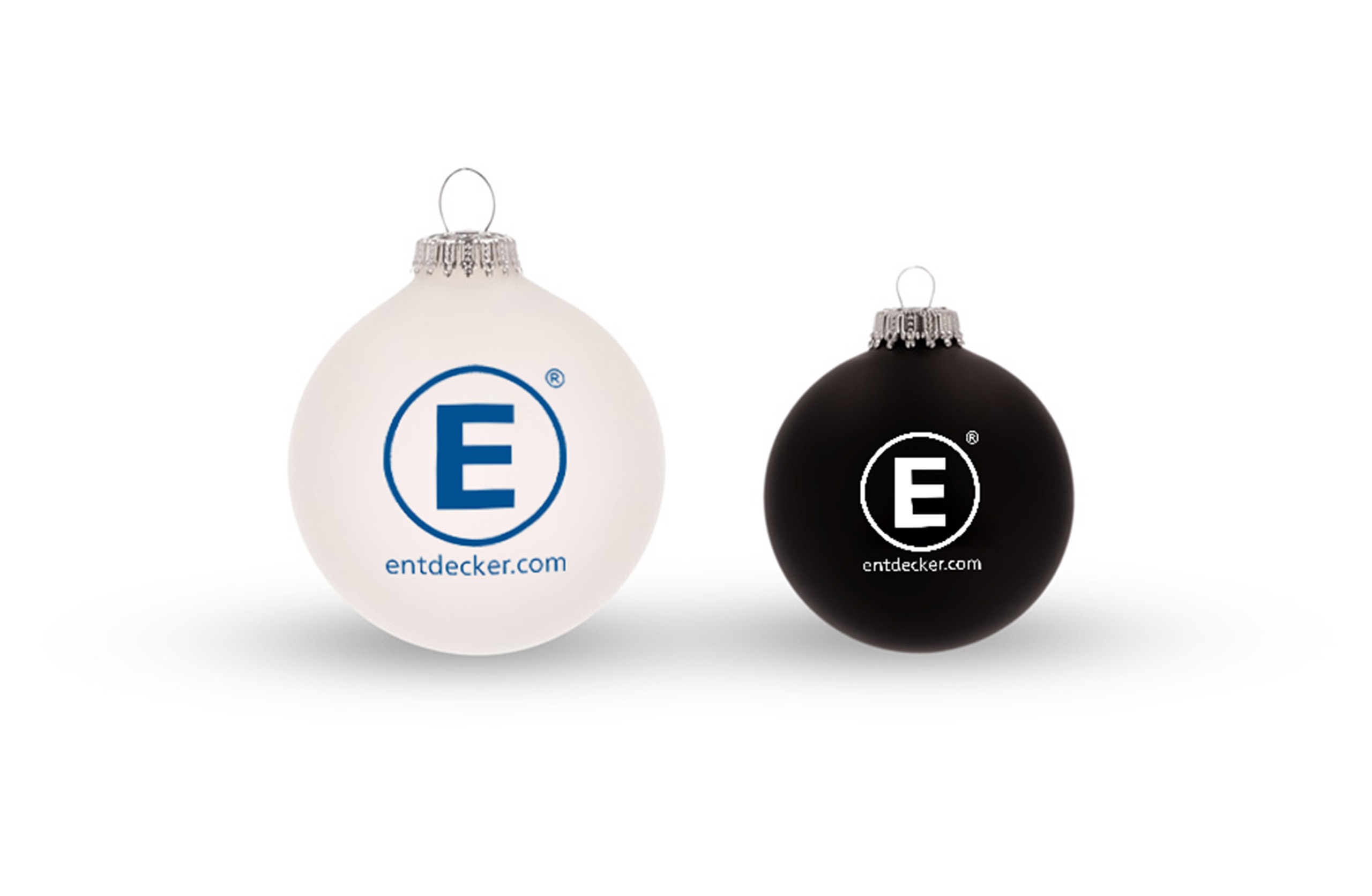 Zwei nebeneinander liegende Weihnachtsbaumkugeln in der Größe 6 cm und 8 cm im Größenvergleich.