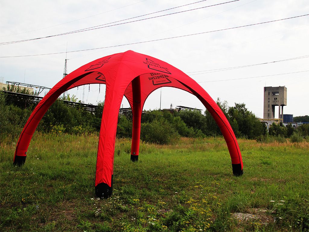 rotes aufblasbares Zelt mit Druck auf einer Wiese