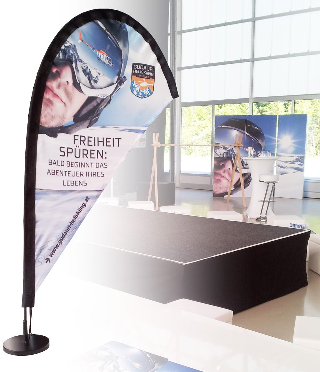 Easyflag Micro Heliskiing Werbeflagge für Easyflag Micro Heliskiing mit dem Slogan 'FREIHEIT SPÜREN' und einem Bild eines Skifahrers im Hintergrund.