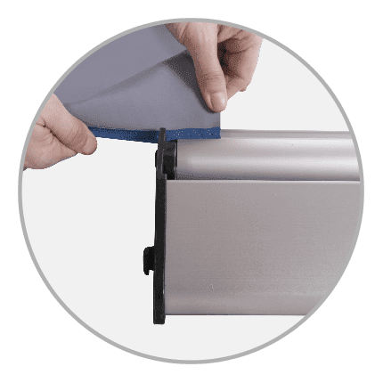 Detailansicht Easywall Flex Detailansicht des Easywall Flex Kedersystems, das eine Person zeigt, die einen Stoff in das System einführt.