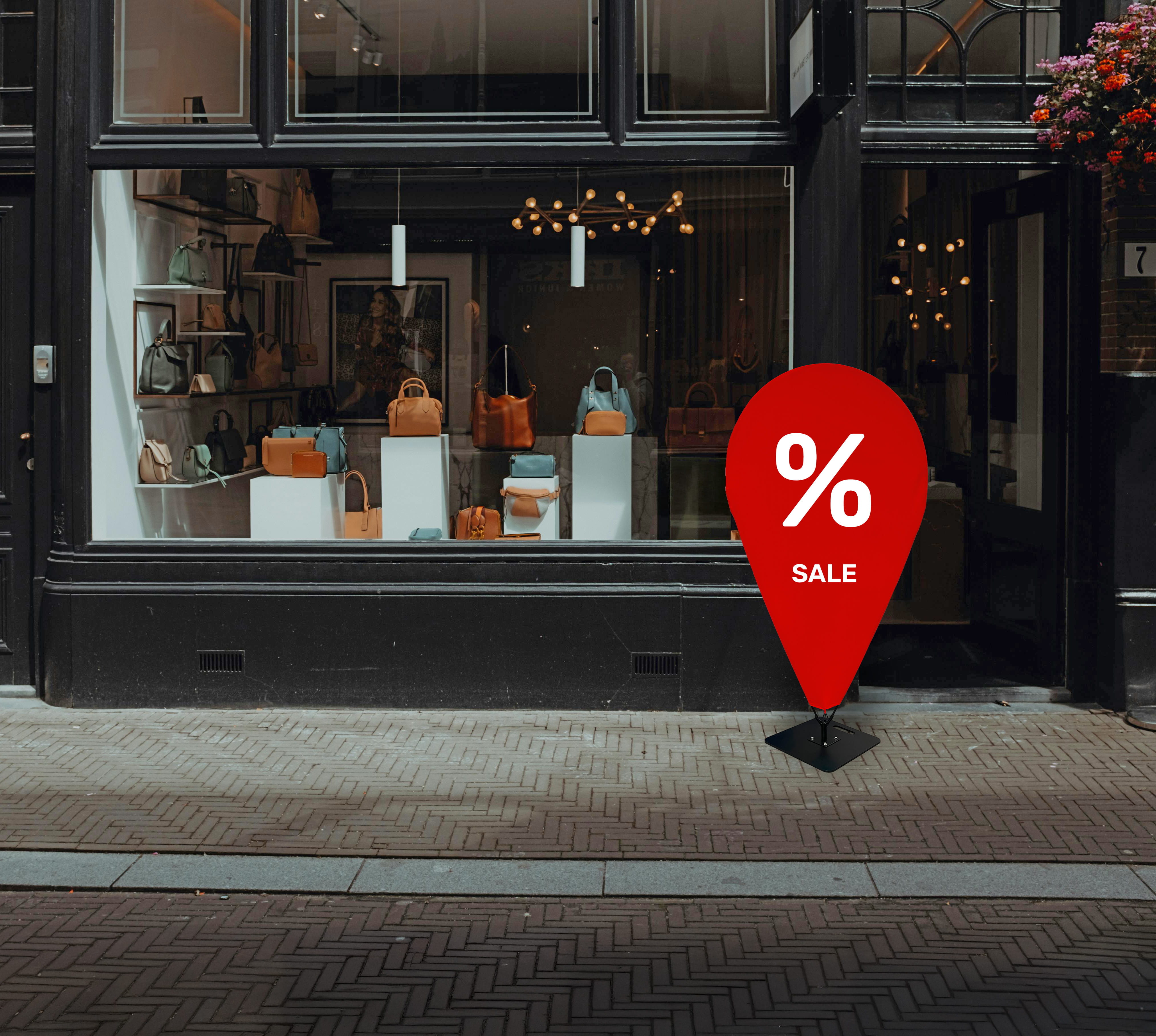 Easymarker Sale Geschäft Schaufenster eines Geschäfts mit Taschen, das einen roten Sale-Aufsteller zeigt.