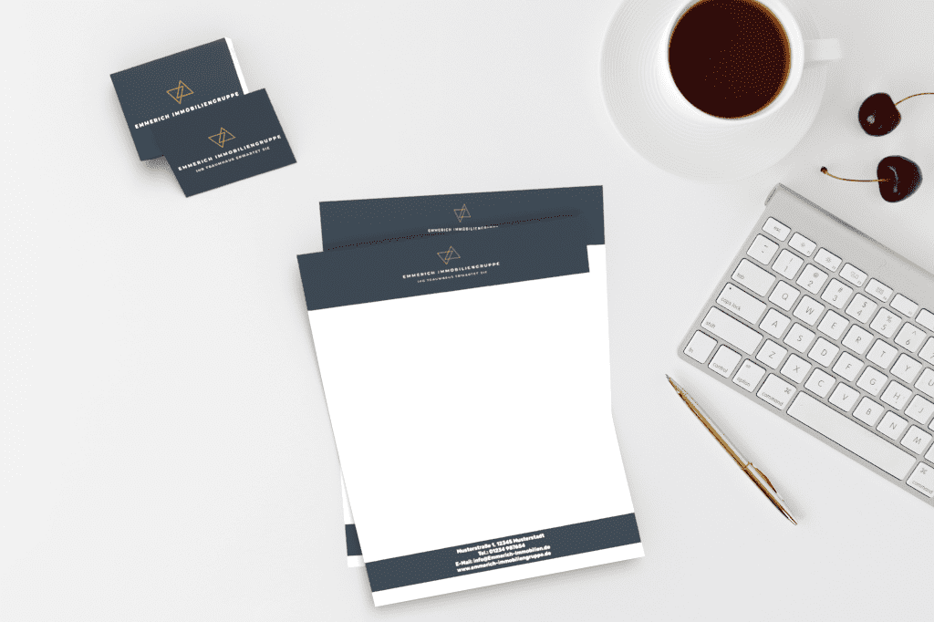 Schreibtisch Drucksachen Schreibtisch mit Drucksachen, darunter Briefpapier und Visitenkarten, sowie einer Tasse Kaffee und einer Tastatur.