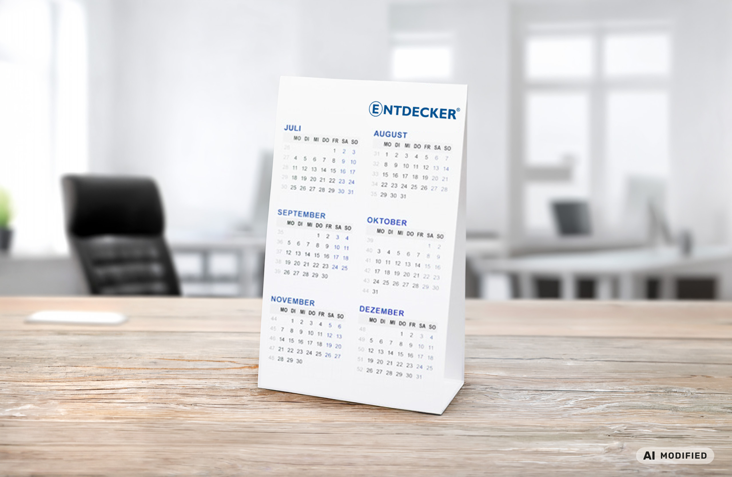 Tischkalender aus Papier steht auf einem Schreibtisch