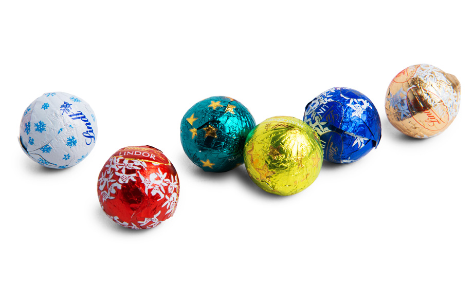 Auswahl der verschiedenen Lindt Minis Kugeln als Schokoladenfüllung für den Adventskalender.