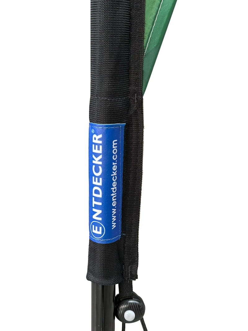 Easyflag Stoff von ENTDECKER Detailaufnahme des Easyflag Stoff mit dem Logo von ENTDECKER und einem schwarzen Halter.