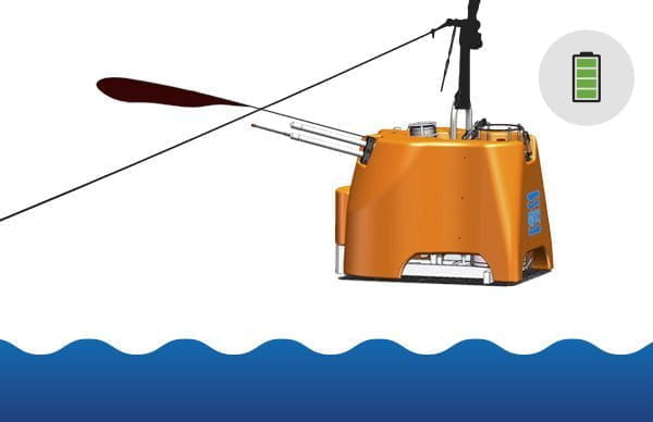 Beachflag Easyflag Micro Ins Wasser Lassen Beachflag Easyflag Micro, orange, im Wasser mit einer Batterieanzeige.