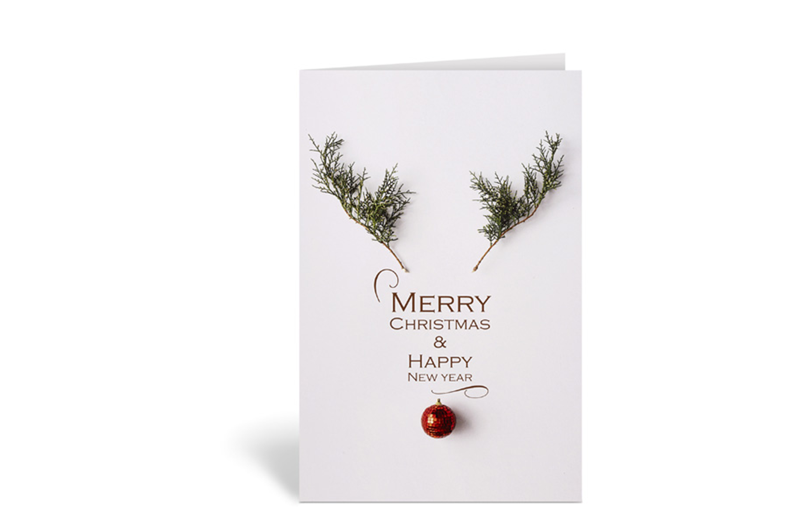 Weihnachtskarte mit zwei Tannenzweigen als Geweih und einer Christbaumkugel als Nase, dazwischen der Text: Merry Christmas & Happy New Year