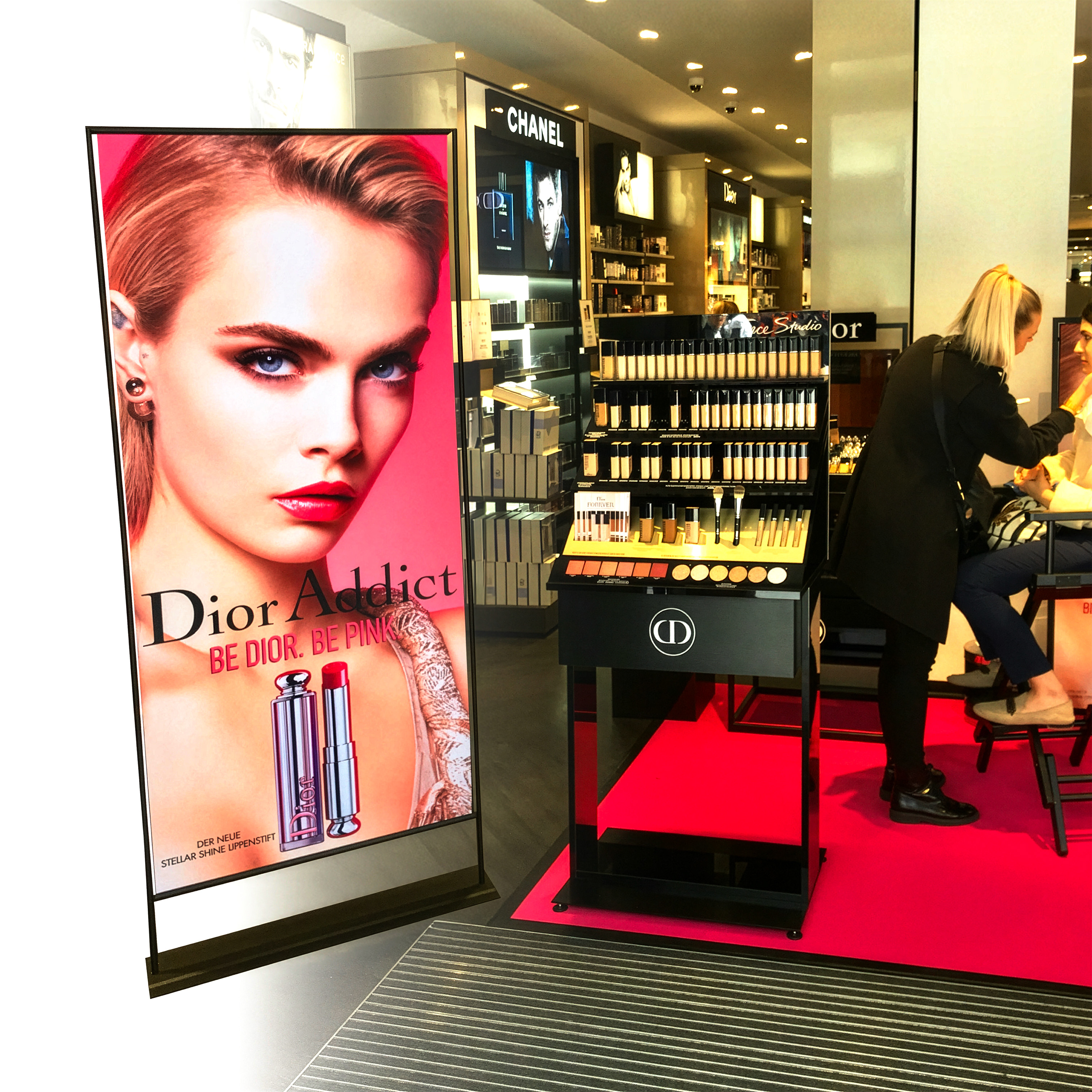 Roll-Up Banner Dior mit Frau