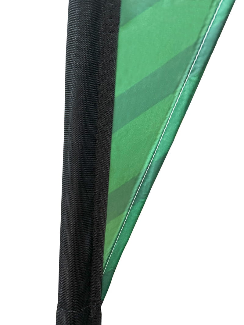 Easyflag Stoff Verarbeitung Detailansicht des Easyflag Stoffes mit grünen und schwarzen Streifen, zeigt die Verarbeitung und Nähte.