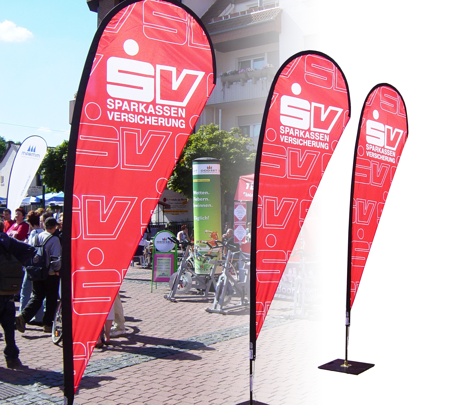 Einsatzbeispiel Easyflag für Sparkassen Versicherung Drei Beachflags mit dem Logo von Sparkassen Versicherung, auf einem Event im Freien.