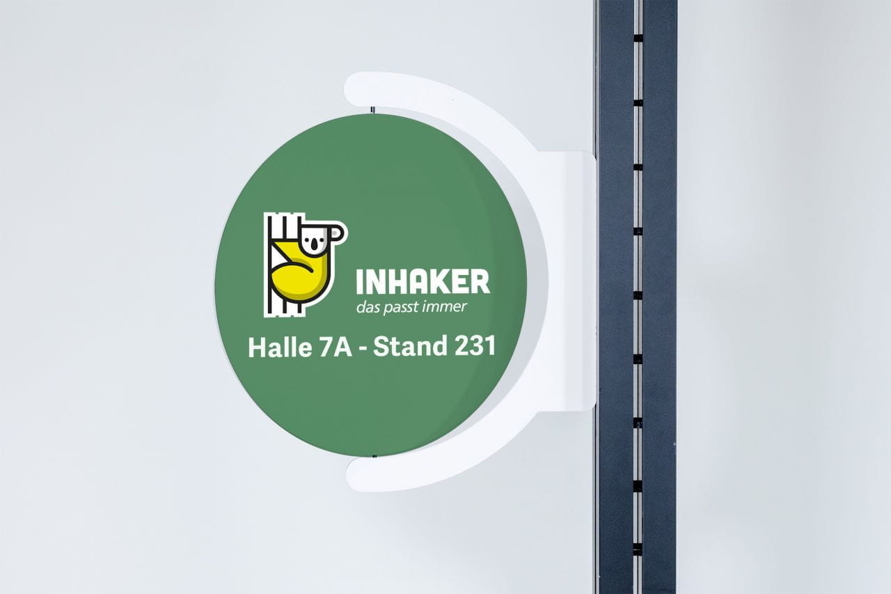 Inhaker Messeschild drehbar Drehbares Messeschild für Inhaker, zeigt 'Halle 7A - Stand 231' und ein gelbes Symbol.