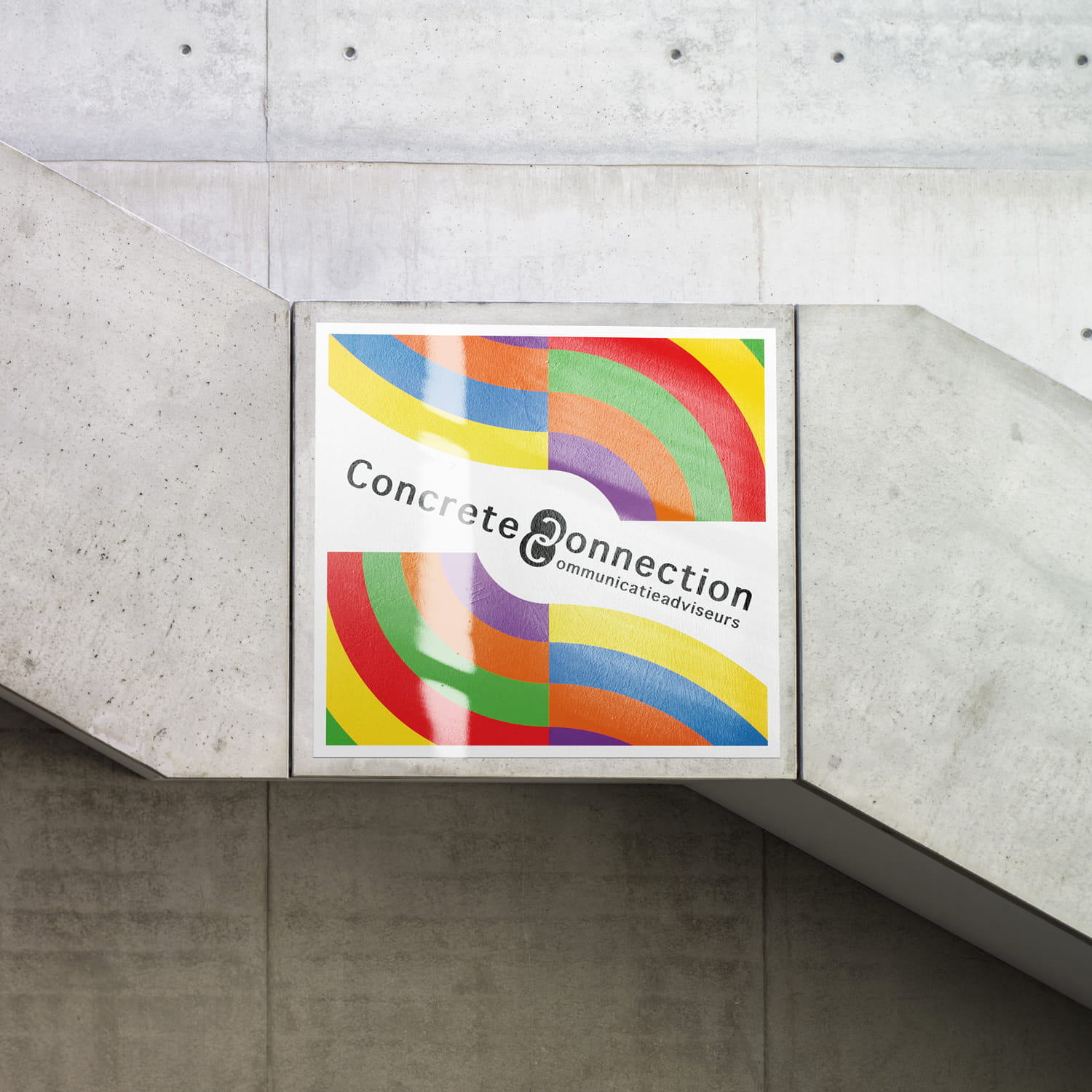 Wandaufkleber bedruckt Beton Wandaufkleber mit buntem Design und dem Schriftzug Concrete Connection auf einer Betonwand.