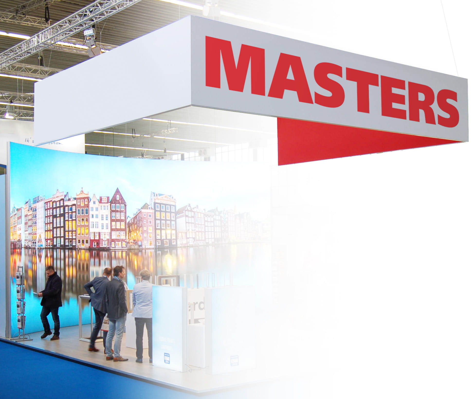Textilspannrahmen Easyframe Deckenhänger Messestand mit dem Schriftzug 'MASTERS' und Besuchern vor einem Hintergrund mit bunten Gebäuden am Wasser.