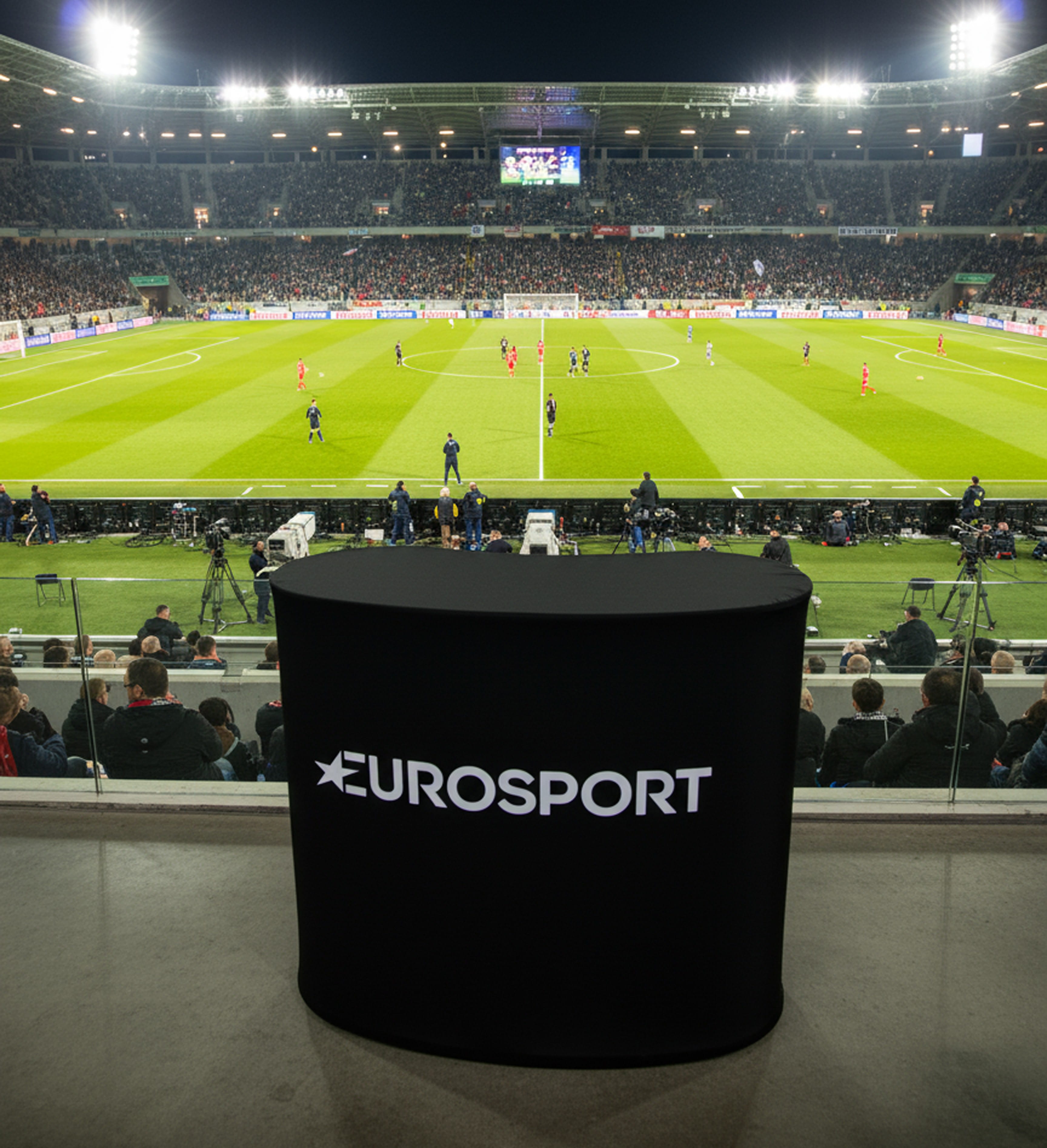 Schwarze aufblasbare Theke im Fußballstadium