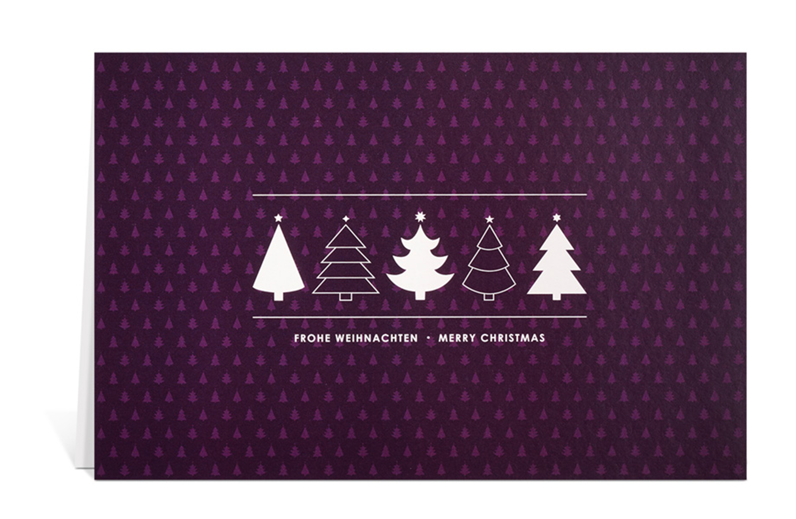 Weihnachtskarte in Lila mit stilisierten weißen Weihnachtsbäumen und dem Text: Frohe Weihnachten - Merry Christmas