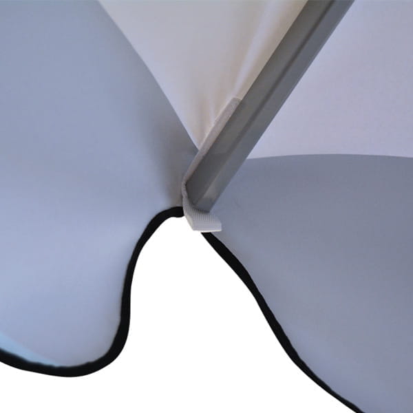 Sonnenschirm Expert Stoff Detailansicht des Sonnenschirms Expert Stoff mit grauem und weißem Bezug und stabiler Halterung.