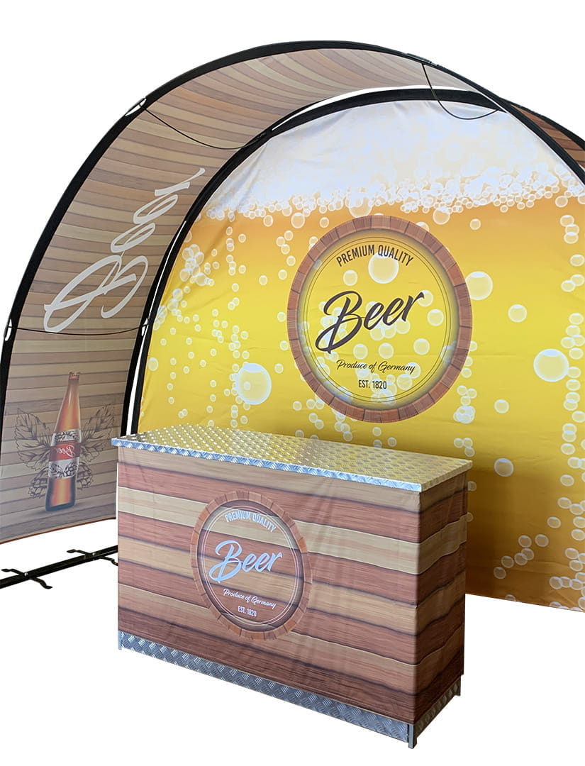 Eventbogen Messestand für Bier Eventbogen Messestand mit einem Holztheke und einem gelben Hintergrund mit dem Schriftzug 'Premium Quality Beer'.