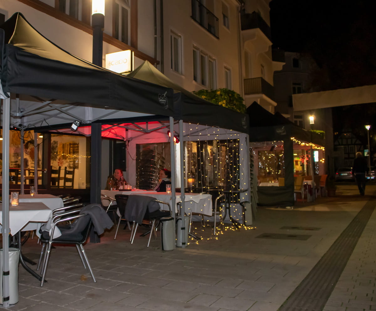 Zeltaktion Gastronomie Bad Nauheim Nachts Beleuchtete Zeltaktionen für Gastronomie in Bad Nauheim bei Nacht, mit Tischen und Stühlen unter Pavillons.