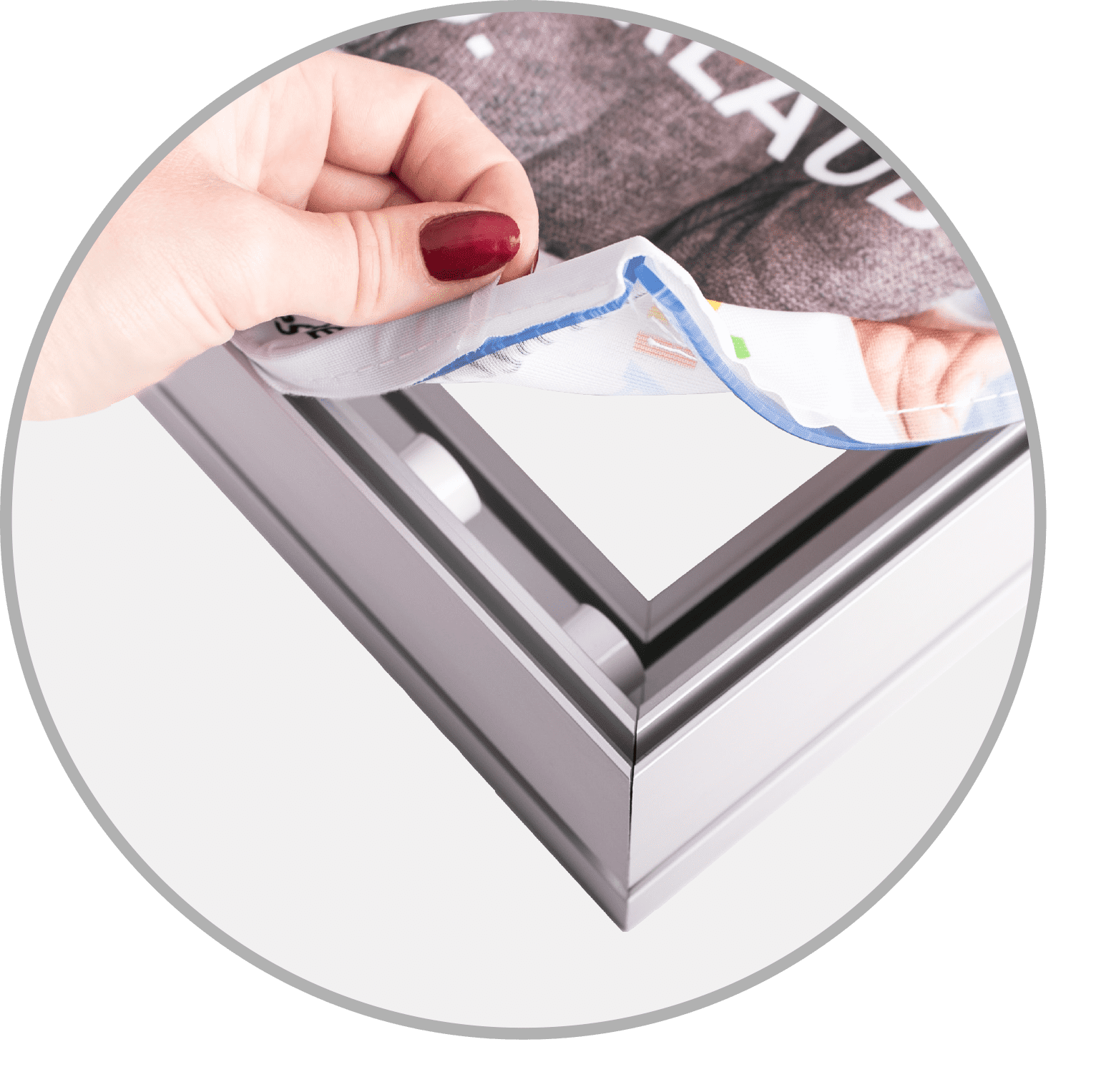 Messewand Easyframe Detail Kedersystem Detailaufnahme des Kedersystems der Messewand Easyframe von ENTDECKER, zeigt das Einlegen des Drucks in den Rahmen.