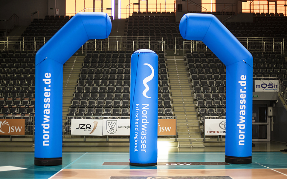 Aufblasbarer Torbogen 4 in 1 polygonal in Sporthalle