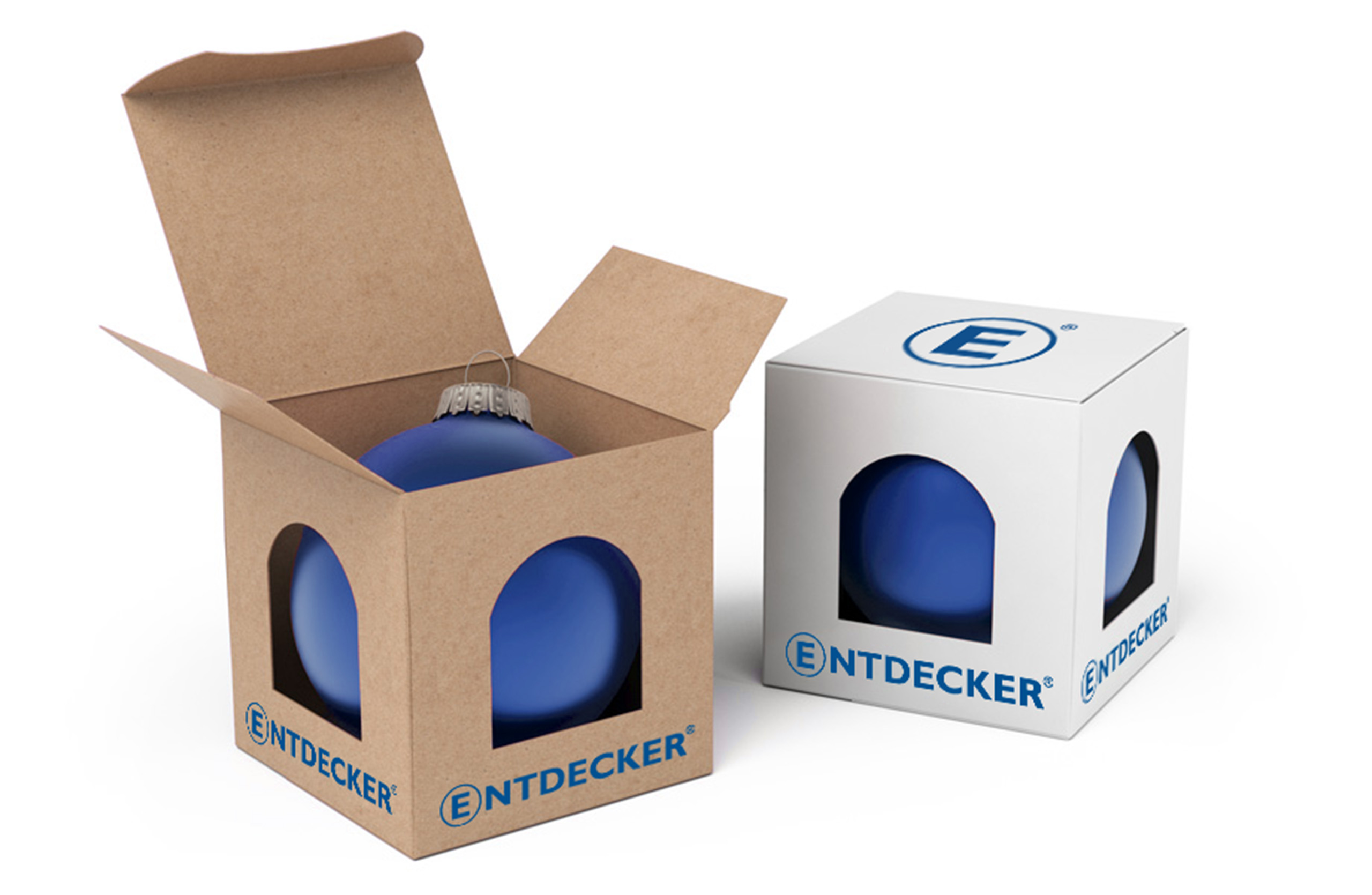 Zwei individuell bedruckte Weihnachtskugelboxen im entdecker-Design befüllt mit blauen Weihnachtskugeln.
