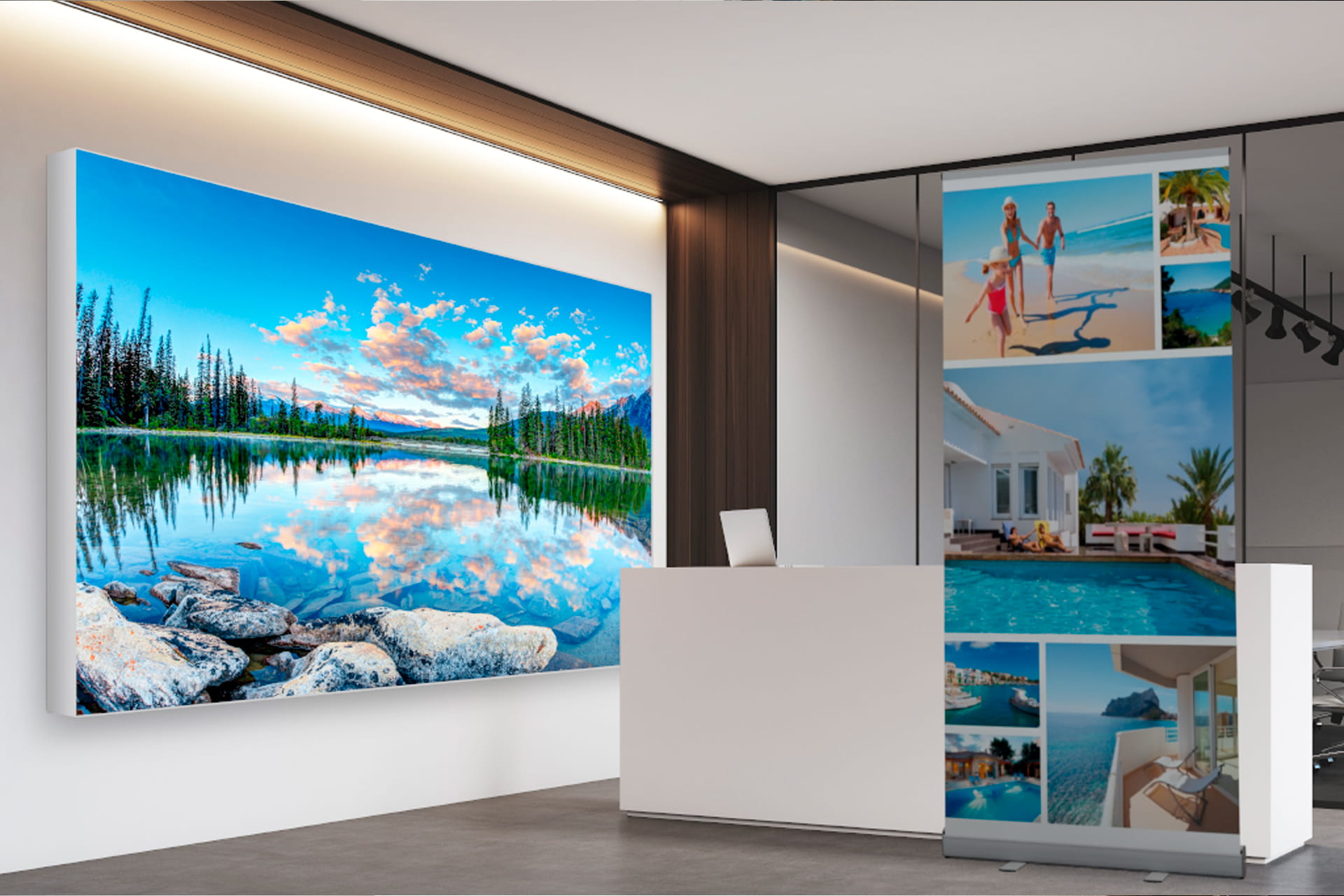 Rollup und beleuchteter Textilspannrahmen in einer Empfangshalle mit touristischen Motiven