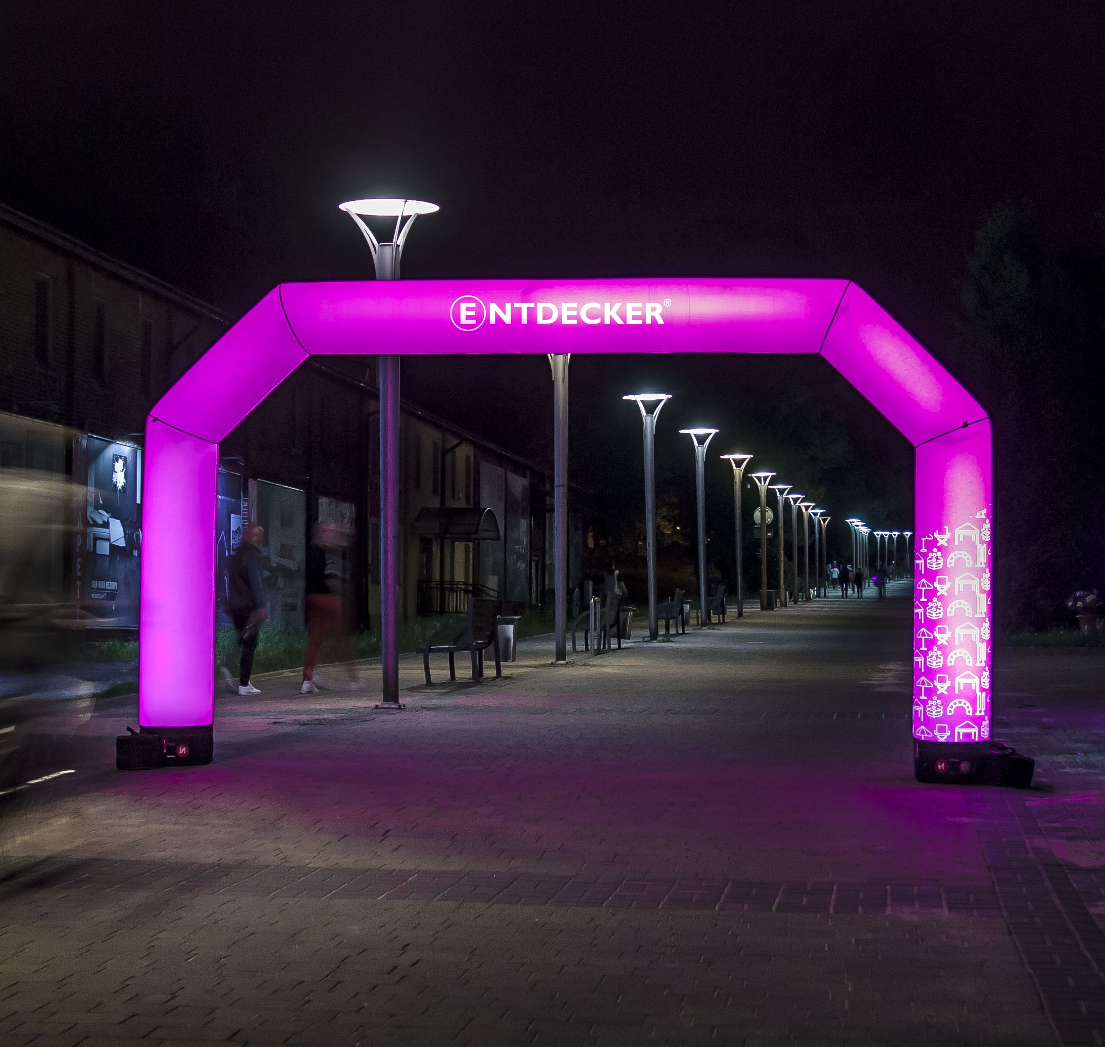 Aufblasbarer Torbogen mit integrierter LED-Beleuchtung bei Nacht