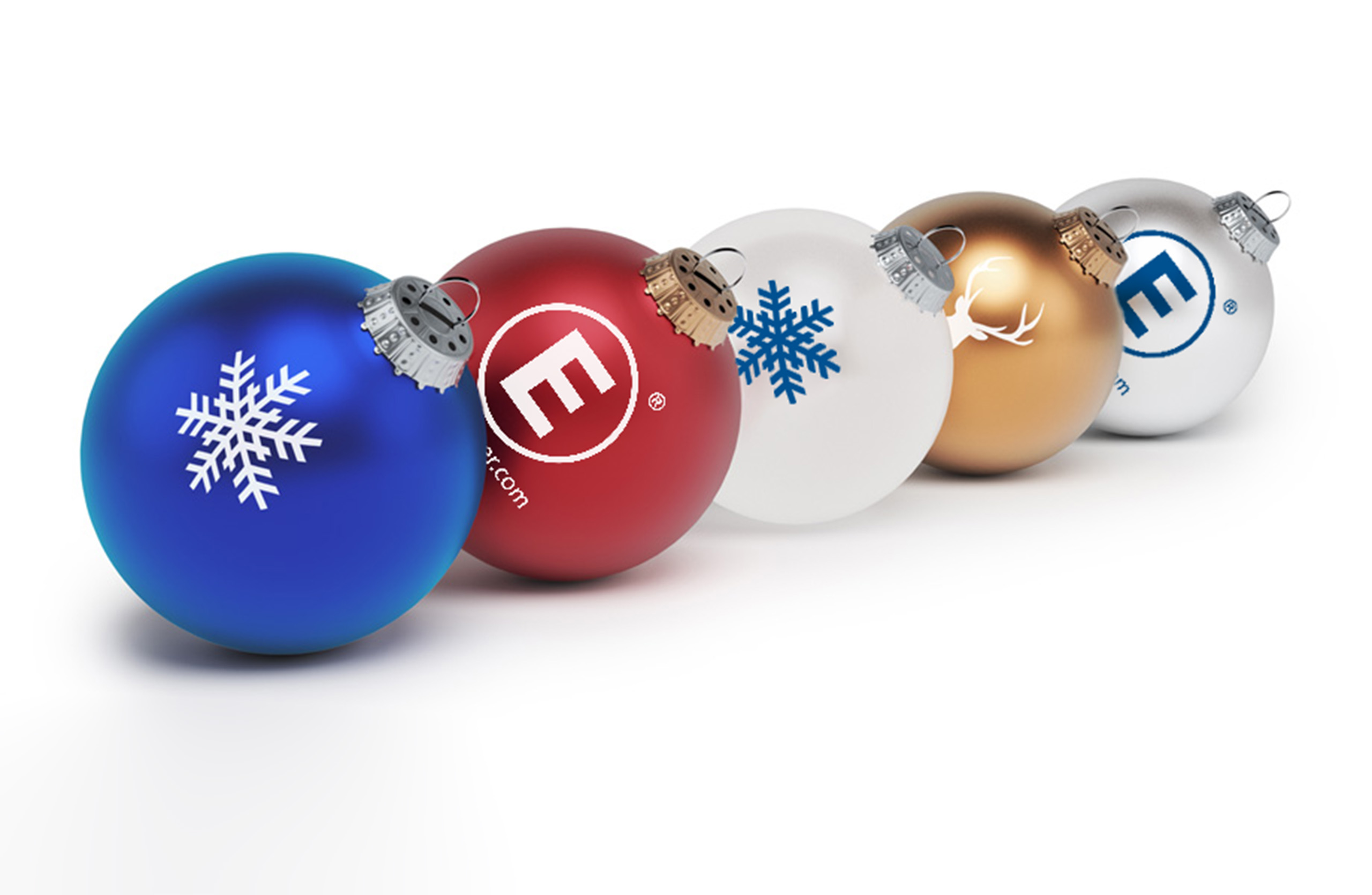 Fünf Weihnachtsbaumkugeln in den Farben Blau, Rot, Weiß, Gold und Silber mit individuell bedrucktem Motiv nebeneinander gereiht.