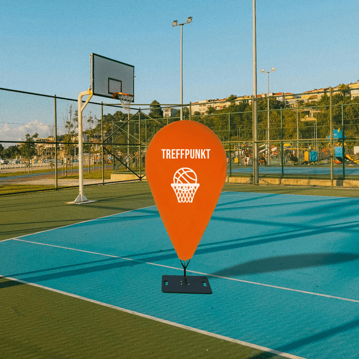 Pinförmige Easyflag in orange auf einem Basketball-Platz